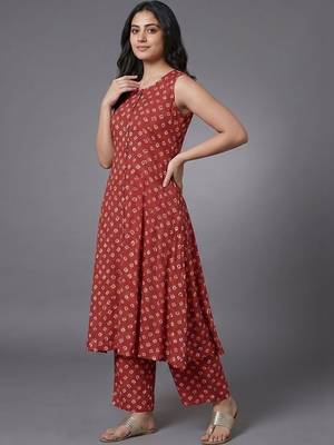 tailored women printed regular kurta with trousers 5