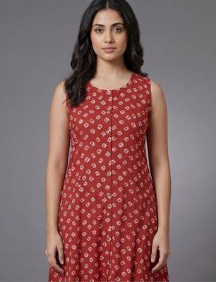 tailored women printed regular kurta with trousers 7