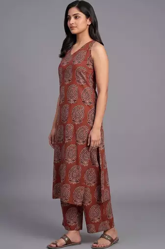 tailored women paisley printed regular kurta with trousers