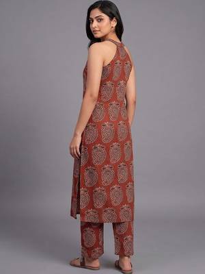 tailored women paisley printed regular kurta with trousers 3