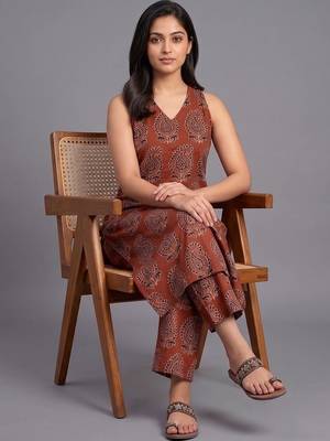 tailored women paisley printed regular kurta with trousers 4