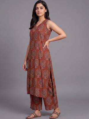 tailored women paisley printed regular kurta with trousers 5