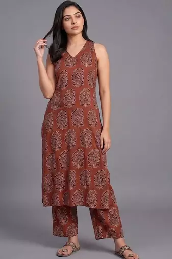 tailored women paisley printed regular kurta with trousers