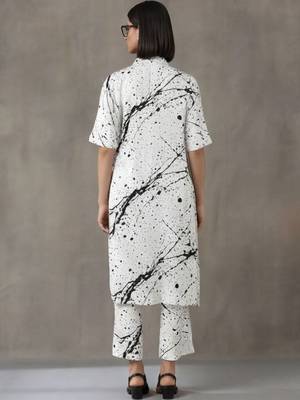 smart women printed regular kurta with trousers 2