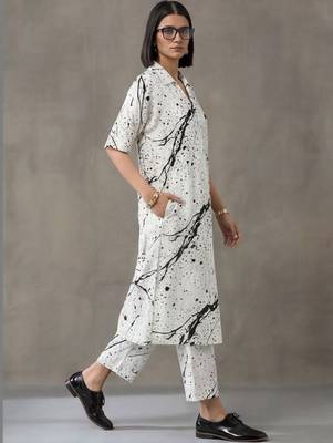 smart women printed regular kurta with trousers 3