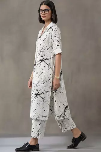 smart women printed regular kurta with trousers