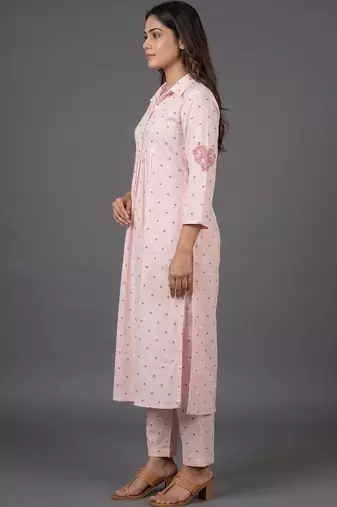 structured women printed pleated kurta with trousers