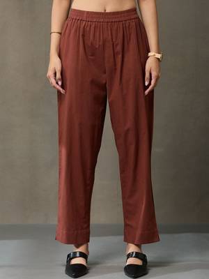 women ethnic motifs printed regular cotton kurta with trousers & with dupatta 4