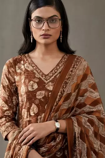 structured women floral printed regular thread work cotton kurta with trousers & with dupatta