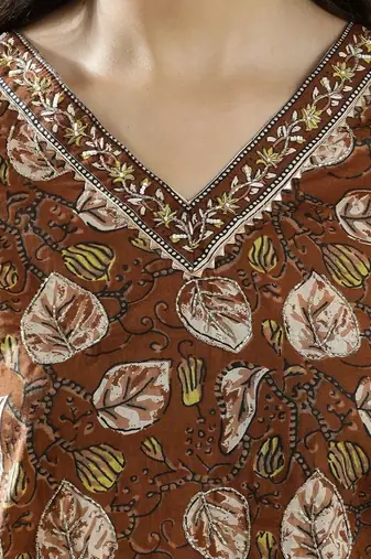 structured women floral printed regular thread work cotton kurta with trousers & with dupatta
