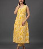 tailored women floral printed regular kurta with trousers