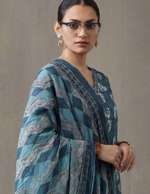 everyday workwear women ethnic motifs printed regular cotton kurta with trousers & with dupatta 2