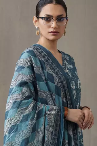 everyday workwear women ethnic motifs printed regular cotton kurta with trousers & with dupatta