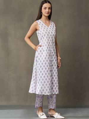 structured workwear women ethnic motifs printed regular cotton kurta with trousers 7