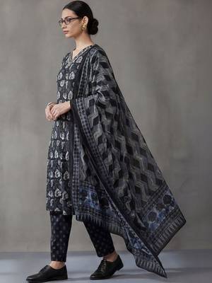everyday workwear women ethnic motifs printed regular thread work cotton kurta with trousers & with dupatta 6