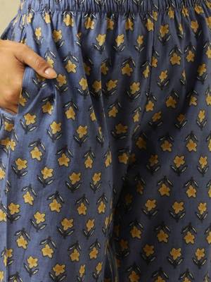 structured women floral printed regular cotton kurta with trousers 5