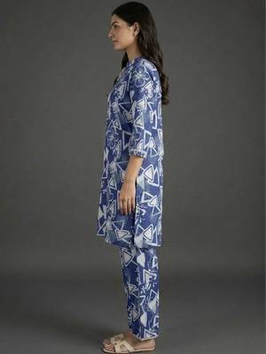 tailored women printed regular kurta with trousers 2