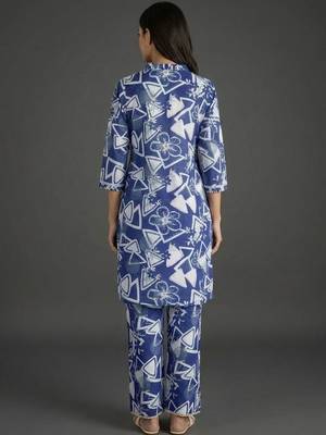 tailored women printed regular kurta with trousers 3