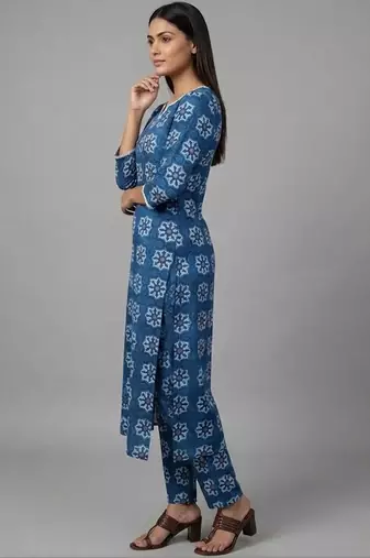 formal women ethnic motifs printed regular kurta with trousers