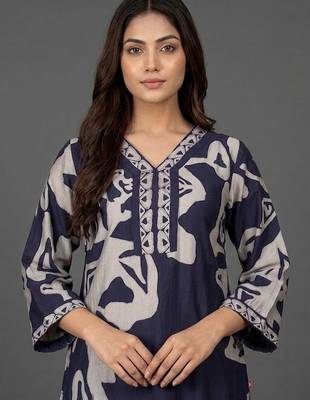 everyday classic women printed regular thread work chanderi silk kurta with trousers 6