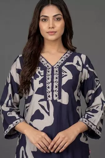 everyday classic women printed regular thread work chanderi silk kurta with trousers