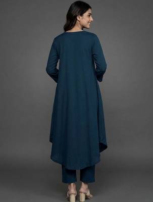 everyday classic women tiered silk crepe kurta with trousers 3