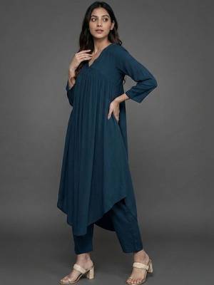 everyday classic women tiered silk crepe kurta with trousers 4