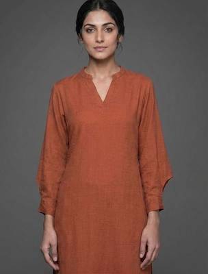 formal women regular silk crepe kurta with trousers 6