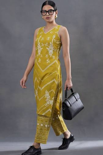 tailored women floral printed regular cotton kurta with palazzos