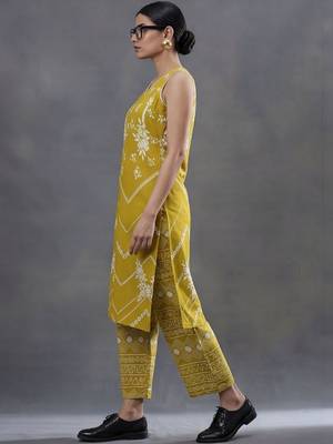 tailored women floral printed regular cotton kurta with palazzos 3