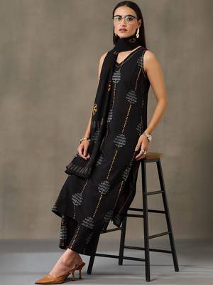 structured workwear women ethnic motifs printed regular cotton kurta with trousers & with dupatta 2