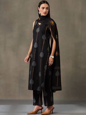 structured workwear women ethnic motifs printed regular cotton kurta with trousers & with dupatta 3