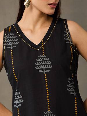 structured workwear women ethnic motifs printed regular cotton kurta with trousers & with dupatta 4