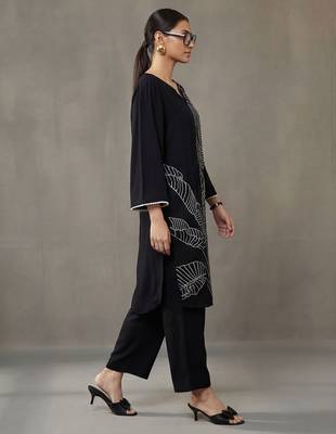 smart women ethnic motifs embroidered regular thread work kurta with trousers 3