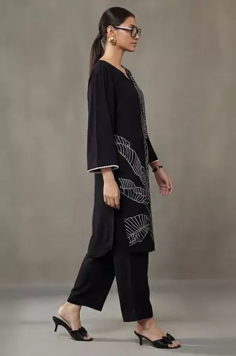 smart women ethnic motifs embroidered regular thread work kurta with trousers