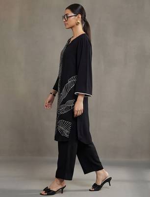 smart women ethnic motifs embroidered regular thread work kurta with trousers 4