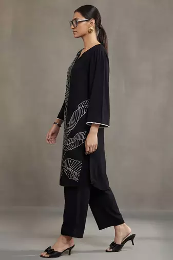 smart women ethnic motifs embroidered regular thread work kurta with trousers