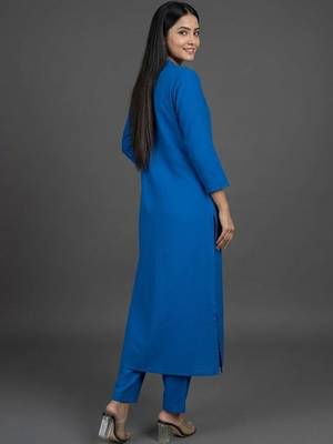 smart women regular thread work kurta with trousers 3