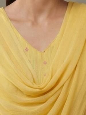 smart women ethnic motifs printed regular cotton kurta with trousers & with dupatta 2