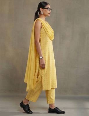 smart women ethnic motifs printed regular cotton kurta with trousers & with dupatta 3