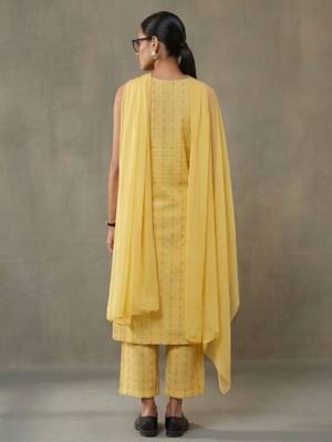 smart women ethnic motifs printed regular cotton kurta with trousers & with dupatta 5