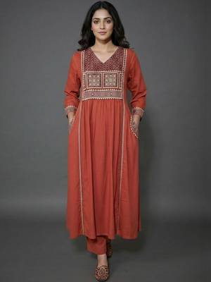 smart women ethnic motifs embroidered panelled thread work kurta with trousers 1