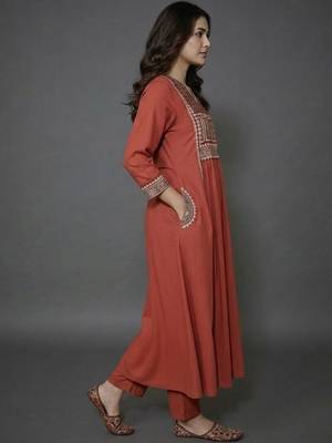 smart women ethnic motifs embroidered panelled thread work kurta with trousers 2