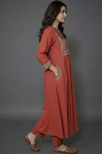 smart women ethnic motifs embroidered panelled thread work kurta with trousers