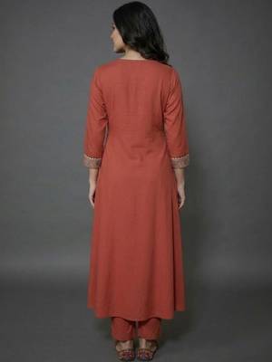 smart women ethnic motifs embroidered panelled thread work kurta with trousers 3