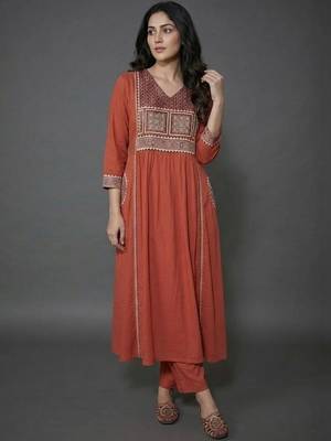 smart women ethnic motifs embroidered panelled thread work kurta with trousers 4