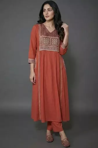 smart women ethnic motifs embroidered panelled thread work kurta with trousers