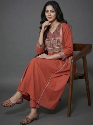 smart women ethnic motifs embroidered panelled thread work kurta with trousers 5