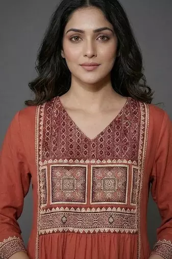 smart women ethnic motifs embroidered panelled thread work kurta with trousers
