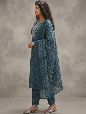 easy-moving ethnic motifs printed regular thread work cotton kurta with trousers & with dupatta 2